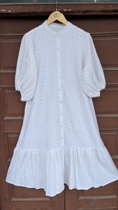 Robe chemise maxi bohème élégante en coton blanc brodé d'œillets pour femme, boutonnée sur le devant, tenue de boutique pour occasions festives - Product Image 1