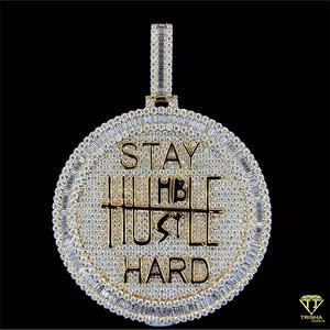 Colgante Hip Hop Motivacional Personalizado para Hombre y Mujer con Incrustaciones de Diamantes Cultivados en Laboratorio y Baño de Rodio en Plata 925, Regalo - Product Image 1