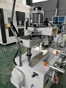 Machine <span class=keywords><strong>de</strong></span> fraisage <span class=keywords><strong>de</strong></span> profilés pour le traitement des profilés en aluminium, équipement <span class=keywords><strong>de</strong></span> traitement des trous <span class=keywords><strong>de</strong></span> serrures pour portes et fenêtres en alliage d'aluminium - Product Image 6