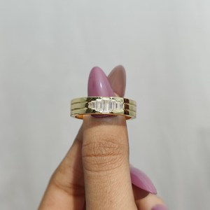 Anillo de banda ancha de oro amarillo auténtico de 10 quilates con diamante cultivado en laboratorio de corte baguette para hombre, regalo de aniversario, cumpleaños o para amigos. - Product Image 2
