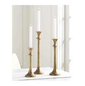 Candelabro moderno de latón diseñado para una elegancia decorativa que agrega un encanto invitante a espacios residenciales y de entretenimiento. - Product Image 4