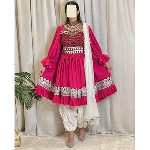 Impresionante vestido largo afgano con elaborados bordados en las mangas, falda amplia circular acampanada y espejos tradicionales. - Product Image 4