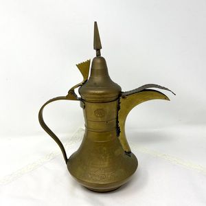 Cafetera de Latón de Oriente Medio con Grabado Floral y Boquilla Larga para Beber Té Tradicional - Product Image 2