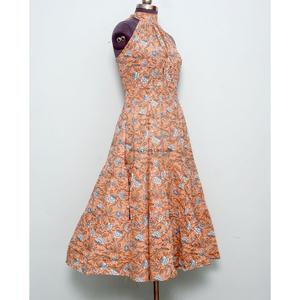 เดรสทรงเอพิมพ์ลายดอกไม้สไตล์โบฮีเมียนทันสมัยสวยงาม คอทรงโอ ความยาวระดับเข่า ผ้าฝ้าย พิมพ์ลายบล็อก สำหรับงานปาร์ตี้ฤดูร้อน ฤดูใบไม้ผลิ ฤดูร้อน - Product Image 3