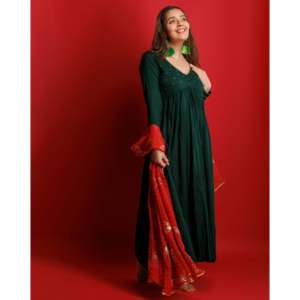 Ensemble de costume en mousseline de rayonne vert XS pour femme Goldie - Product Image 2