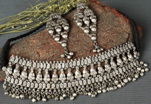 Conjunto de Gargantilla Boho de Plata Oxidada Vintage con Borla de Campana Colgante y Pendientes Hechos a Mano - Product Image 3