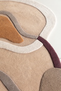 Alfombra india de lana contemporánea moderna, hecha a mano, de pelo alto, en tonos tierra cálidos, con curvas orgánicas inspiradas en paisajes naturales, de látex. - Product Image 4