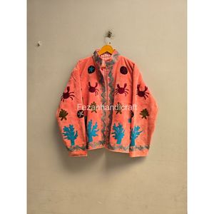 Chaqueta de Forro Polar Bordada para Mujer Fezanhandicraft, Color Coral, Bordado a Mano con Patrón de Cangrejo, Cuello Mao, Manga Larga - Product Image 1