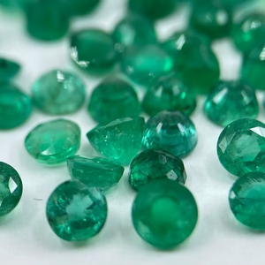 Esmeralda facetada de forma redonda, piedra preciosa suelta, tamaños surtidos de 1.5mm a 6mm, lote calibrado para la fabricación de joyería. - Product Image 1