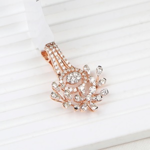 จี้ทองคำแท้ 14K รูปใบไม้ประดับเพชรธรรมชาติ ดีไซน์ดอกไม้ ขายส่ง เครื่องประดับชั้นดี Memoria Jewels - Product Image 2