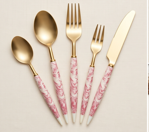 Ensemble de couverts élégants plaqués or avec manches en marbre rose, finition miroir, vaisselle glamour, parfait pour les restaurants, les tables d'hôtel - Product Image 1