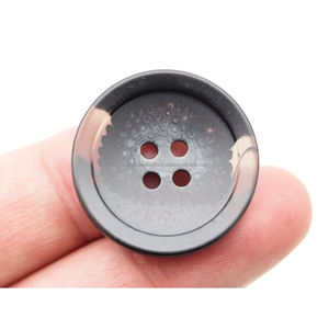 Accessoires de bouton en résine motif corne personnalisé Veste de costume de chemise à 4 trous Manteau en plastique en résine marron fantaisie - Product Image 3