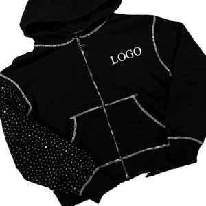 Sudadera con capucha negra con cremallera y pedrería para mujer, estilo streetwear, corta, con costuras en contraste, informal y a la moda. - Product Image 4