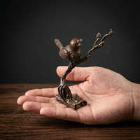 Sculpture d'oiseau en laiton artisanal sur branche, figurine d'oiseau chanteur détaillée, finition laiton antique, statue d'oiseau en métal, décoration de faune.