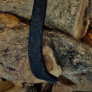 ขวานไวกิ้งเกรดอุตสาหกรรมพรีเมียม งานแฮนด์เมด แรงบันดาลใจจากมรดกทางวัฒนธรรมนอร์ดิก หัวเหล็ก ด้ามไม้ หุ้มหนัง พร้อมของตกแต่ง เหมาะสำหรับเป็นของขวัญ - Product Image 6