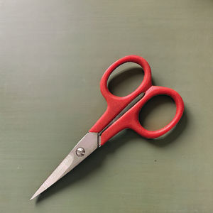 Tijeras de Bordado y Costura Japonesas de Acero Inoxidable 420J2 con Punta Fina y Borde Liso de 4 Pulgadas, con Mango de Nailon Rojo para Uso de Sastre - Product Image 4