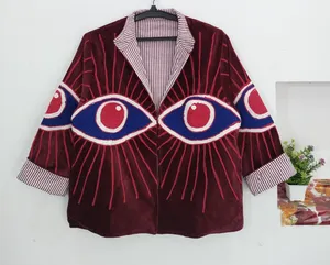 Veste en velours premium rouge bordeaux ornée d'un œil maléfique, vêtement d'extérieur féminin de mode contemporaine - Product Image 4