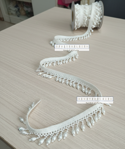 Encaje de perlas blancas premium con cuentas en forma de gota para decoración de sarees, lehengas y vestidos de novia, y muchas otras prendas. - Product Image 1