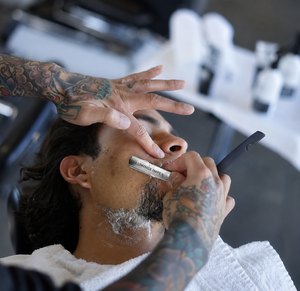 Navaja de Afeitar Recta Vintage Luminex Impex con Mango de Concha de Abulón y Acero al Carbono, Lista para Usar en Barberías y Salones - Product Image 3
