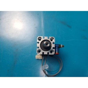 Cylindre pneumatique compact SMC CDQSB25-30DC, utilisé comme pièce détachée pour équipement semi-conducteur d'occasion - Product Image 2