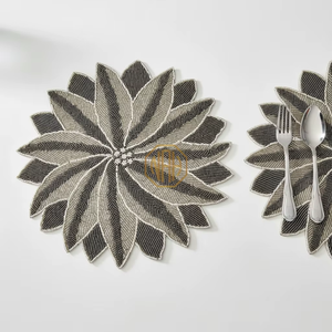 Ensemble de sets de table perlés de luxe gris argenté à motif floral, sous-plats élégants pour la décoration de table, sets de table ronds pour dîner, vente en gros B2B - Product Image 1