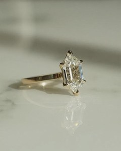Anillo de compromiso de lujo con diamante hexagonal de 3.00 quilates cultivado en laboratorio, oro amarillo de 14K, regalo nupcial - Product Image 3