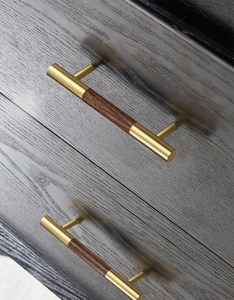 Poignée de meuble en laiton et bois, design moderne avec finition haut de gamme, fabriquée en laiton massif et bois naturel, surface lisse. - Product Image 4