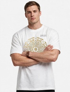 Oneten Apparel Camiseta blanca de manga corta con cuello redondo para hombre, estampado geométrico dorado, corte regular - Product Image 2