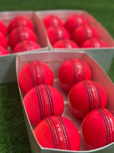 Pelota de Cricket de Cuero Duro Cosida a Mano de Alta Calidad, Tamaño Juvenil, Color Rosa, con Logotipo Personalizado, al Mejor Precio, Pelota de Cuero Premium - Product Image 4