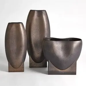 Vase en métal élégant enrichissant la décoration du salon avec une texture métallique pour les arrangements floraux et une ambiance saisissante - Product Image 1
