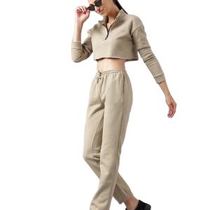 Ensemble de survêtement pour femme avec sweat à capuche court personnalisé à demi-zip et pantalon de jogging coupe ajustée - Product Image 4
