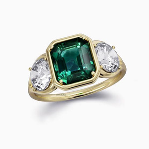 Anillo de Compromiso y Boda con Tres Piedras de Gema Verde Corte Esmeralda y Diamantes Laterales Redondos en Oro 10K 14K 18K y Plata 925 935 - Product Image 3