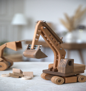 Chariot élévateur en bois aux accents lumineux, avec une palette mobile et un conducteur. Couleurs primaires vives. Disponible aux prix de gros. - Product Image 6