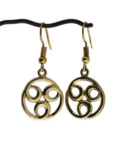 Boucles d'oreilles pendantes en laiton faites à la main avec placage or antique, design tendance pour mariage, élégance moderne - Product Image 1