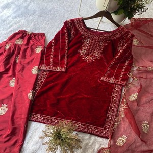 Conjunto Salwar de terciopelo de diseñador VASTRA COTTAGE con bordado de lentejuelas y dupatta de organza, microforro, atuendo étnico para fiestas. - Product Image 4