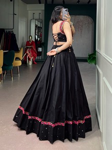 Tissu en pur coton avec travail de miroir et dentelle Kutchi & détails de pompons faits main multicolores, prêt à porter, Lehenga Choli pour Navratri - Product Image 2