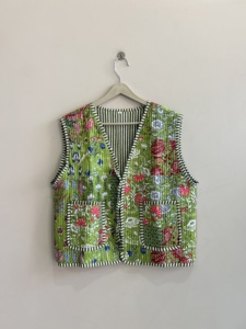 Gilet matelassé patchwork fait main pour femme, motif floral - Product Image 2