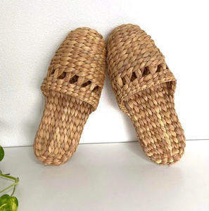Vente en gros de pantoufles et sandales de plage artisanales écologiques en jacinthe d'eau pour femmes, pour usage hôtelier, fournisseur du Vietnam - Product Image 1