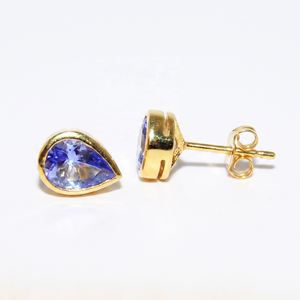 Boucles d'oreilles clous en or jaune massif 9K avec tanzanite naturelle en forme de poire sertie clos, bijoux fins, Memoria Jewels - Product Image 1