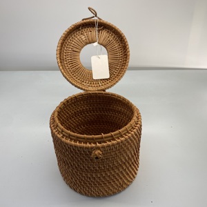 Caja de pañuelos redonda de ratán natural tejida a mano de alta calidad con tapa conveniente, artículo caliente al mejor precio de cajas y contenedores de almacenamiento de Vietnam - Product Image 2