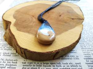 Collier Pendentif Écologique en Bois et Résine, Personnalisé - Product Image 4