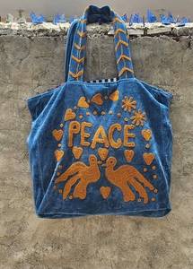 Sac fourre-tout en velours bleu fait main sur mesure avec broderie chic en lettres PEACE jaunes, colombes, cœurs et appliques florales - Product Image 2