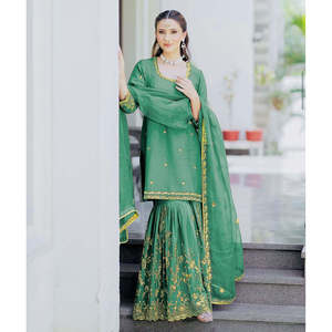 Ensemble de vêtements de fête pour femmes de créateur haut brodé Sarara Dupatta avec travail de séquence - Product Image 5