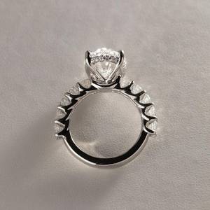Anillo de Compromiso de Diamante Cultivado en Laboratorio con Corte Ovalado Plateado en Plata con Diamantes Laterales, Joyería de Lujo para Mujer - Product Image 4
