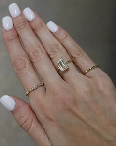 แหวนแต่งงานเพชรทรงเอเมอรัลด์คัท 4 กะรัต รับรองโดย GRA ดีไซน์มินิมอลสำหรับผู้หญิง ชุบทอง 14K แบบ 4 กรงเล็บ วงแหวนโค้งมนขนาด 1.8 มม. - Product Image 5