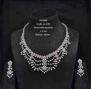 Ensemble collier et boucles d'oreilles élégants plaqués rhodium avec zirconiums cubiques, motif floral, bijoux de mode classiques pour mariage et soirée pour femmes - Product Image 3