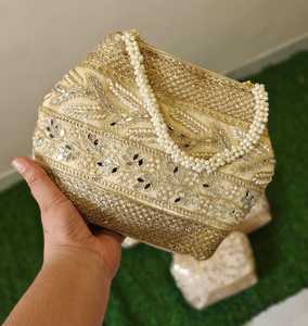 Sacs à main dorés pour femmes, design élégant avec perles et poignée perlée, différents modèles, sacs à main pour mariage et festivals. - Product Image 6