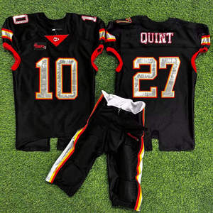 Maillots de football américain noirs en gros, 100 % polyester, col en V, sublimation, coupe athlétique, uniforme de football pour hommes - Product Image 1