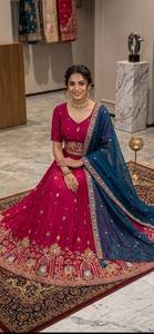 Conjunto de lehenga diseñado con un cuello redondo atemporal y un cremallera lateral con cierre trasero para garantizar un ajuste perfecto. - Product Image 4