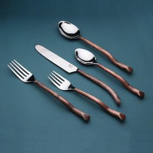 Ensemble de 6 couverts en métal argentés et dorés, parfaits pour les événements, les fêtes et les dîners, prix de gros. - Product Image 4